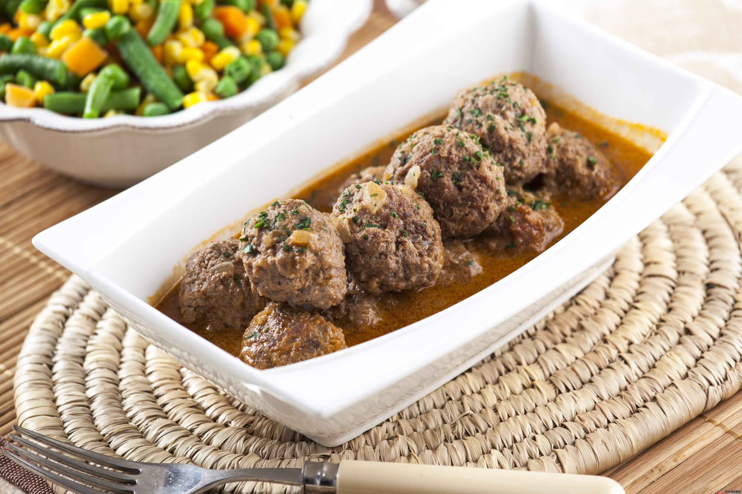 Almôndegas com jardineira