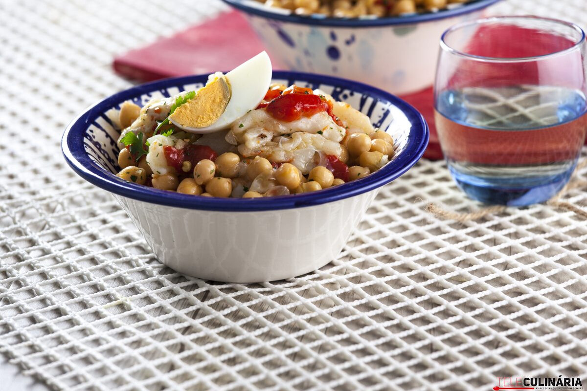 Receita de bacalhau com grão e pimentos