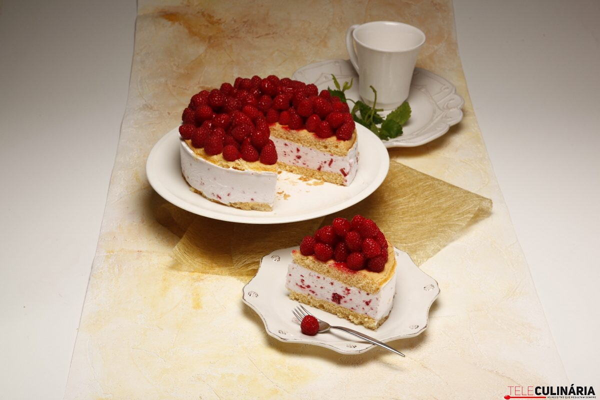 Mousse de iogurte enformada com framboesas