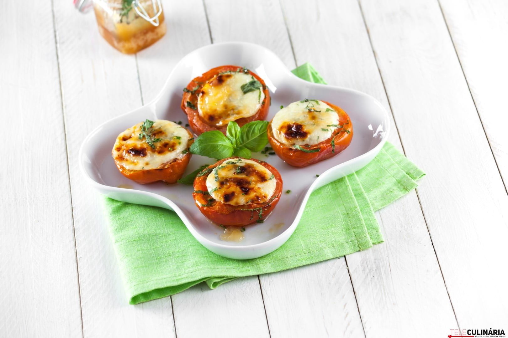 Tomate com queijo fresco gratinado