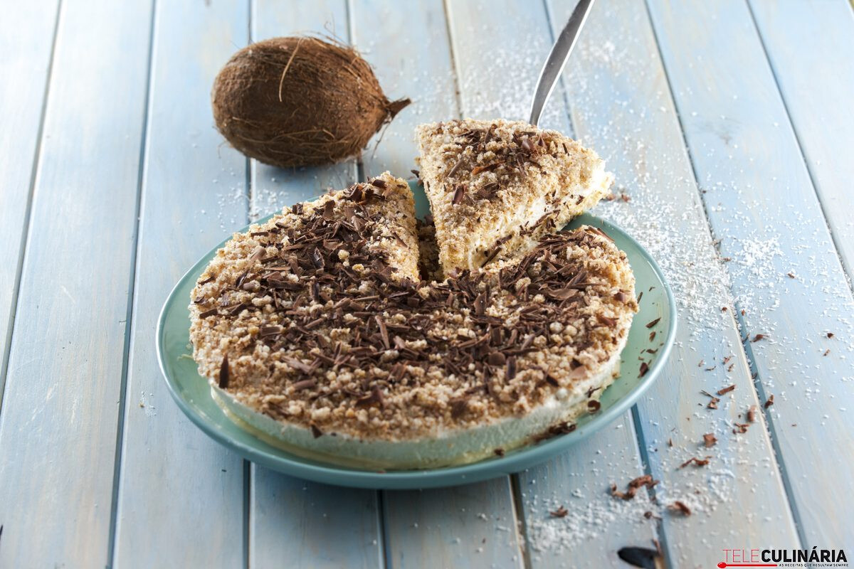 Semifrio com cobertura de chocolate e coco