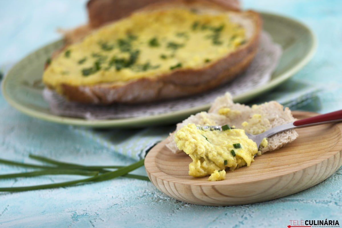 Queijo gratinado com ervas em pão saloio