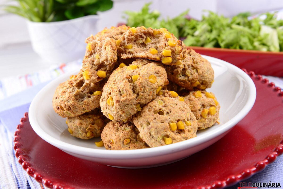 Scones salgados de milho e queijo parmesão