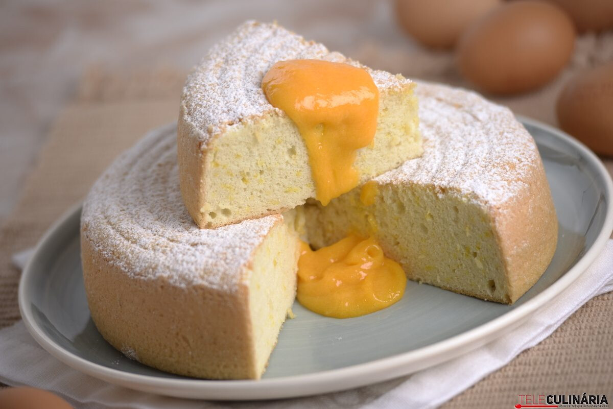 Bolo de claras com creme de gemas