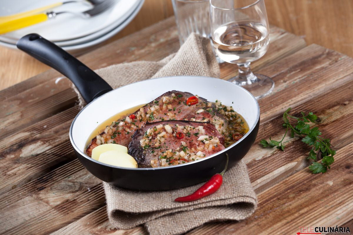 Bife de atum à madeirense