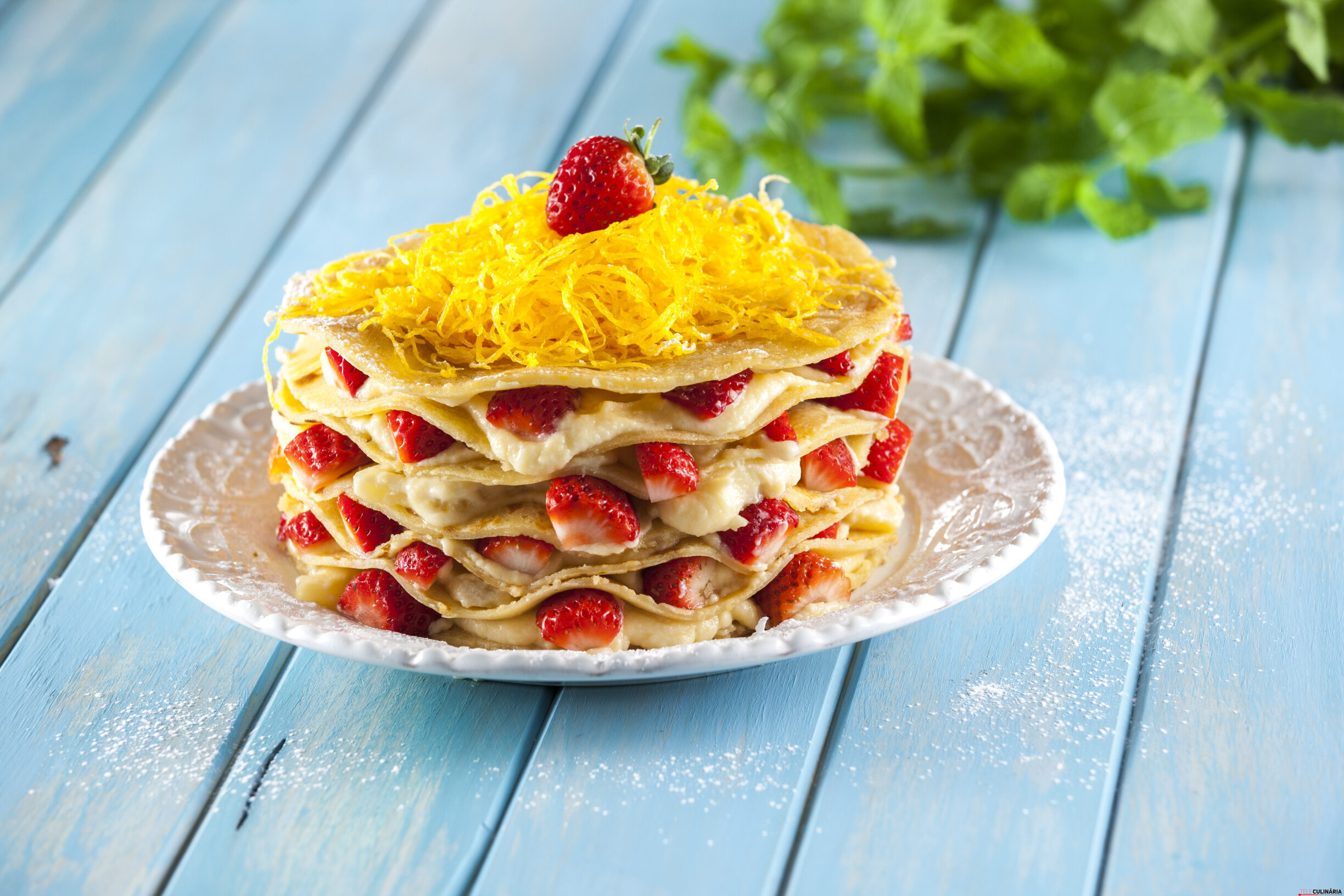 Quentinho de ananás com fios de ovos