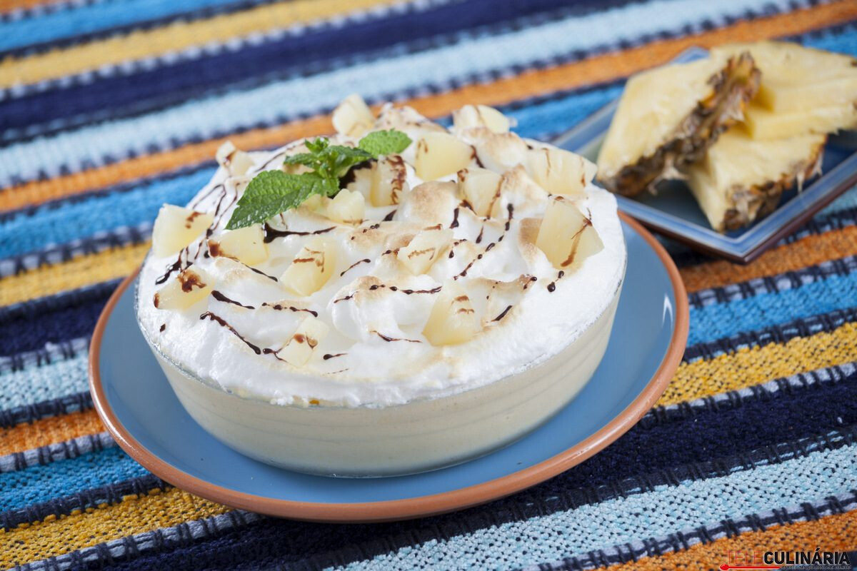 Surpresa de ananás merengada