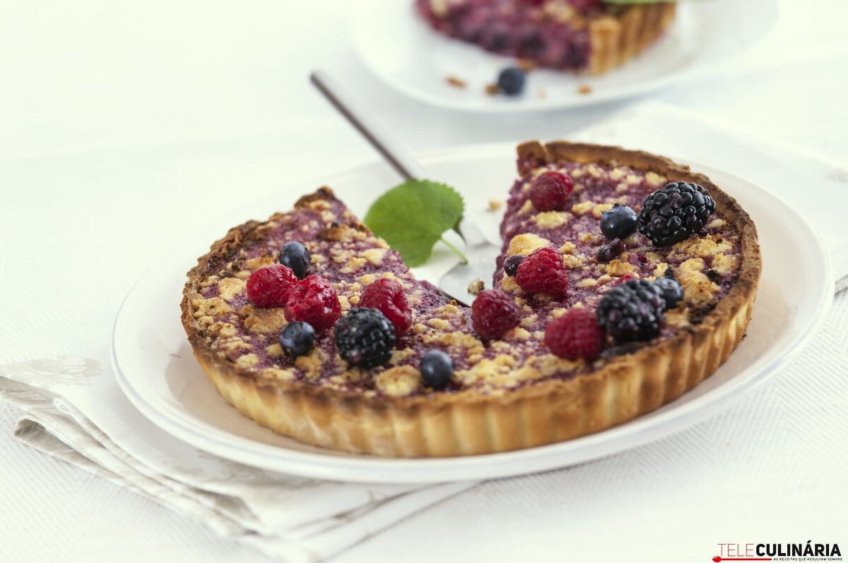 Tarte areada com frutos vermelhos e crumble
