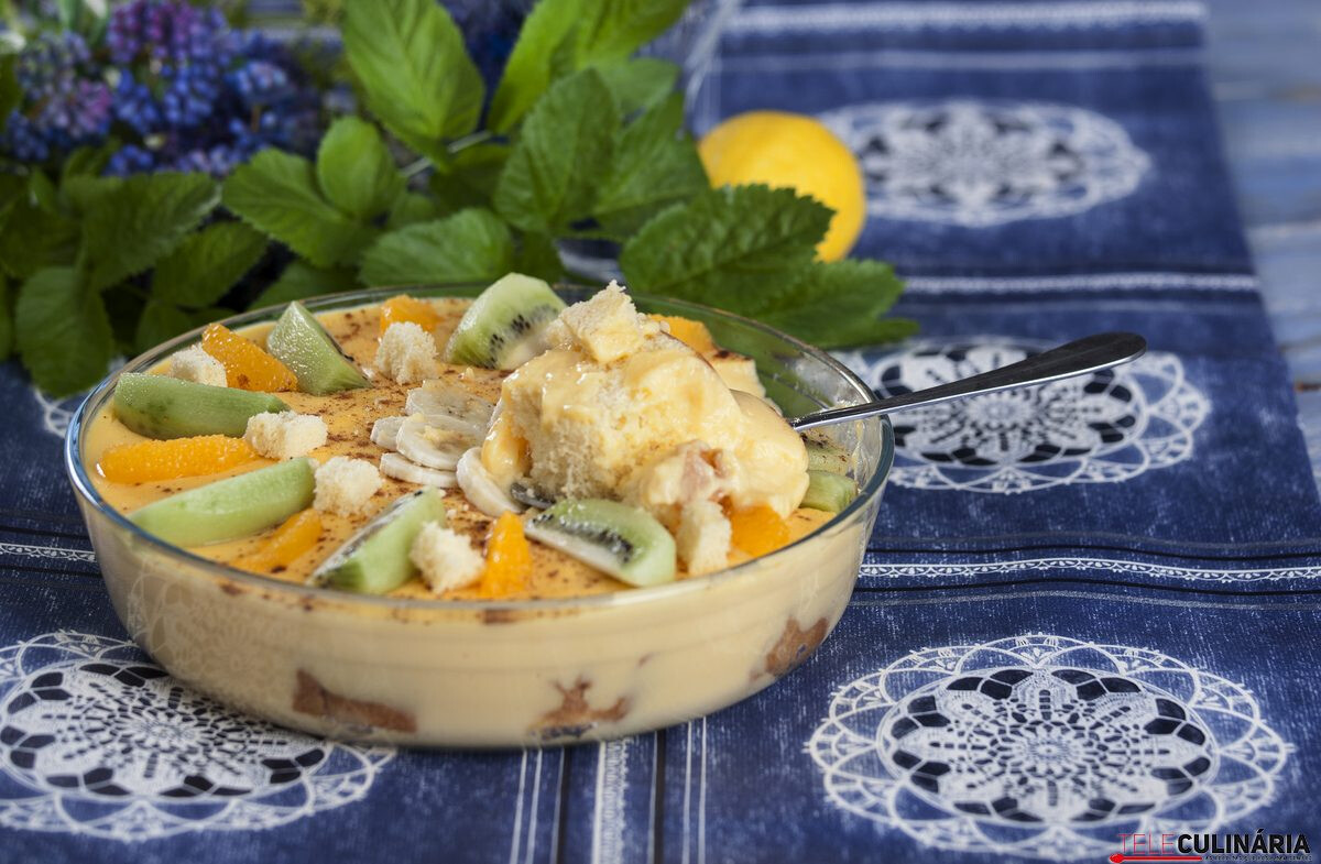 Bolo com leite-creme e fruta