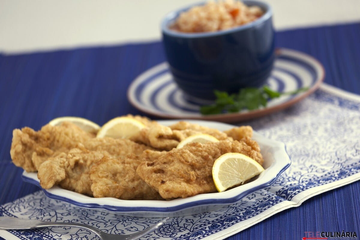 Filetes panados com arroz malandro