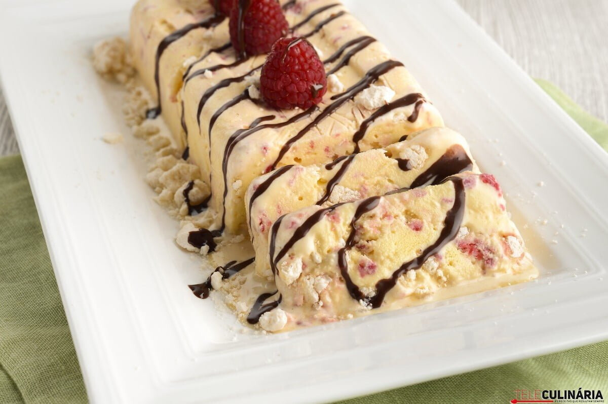 Gelado com suspiro de framboesas e topping de chocolate