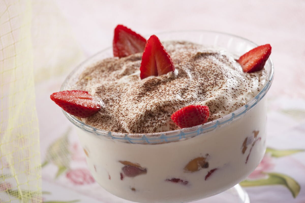 Tiramisu em taça com frutas