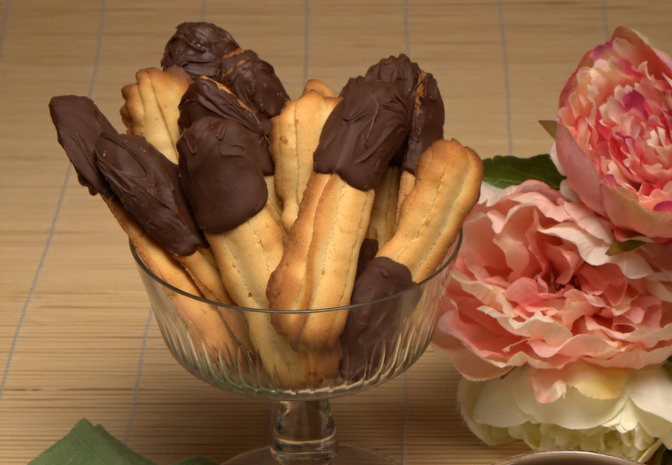 Biscoitos pretos e brancos