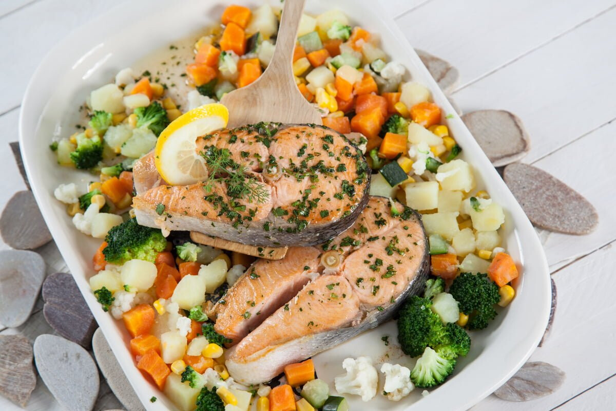 Salmão corado com legumes salteados