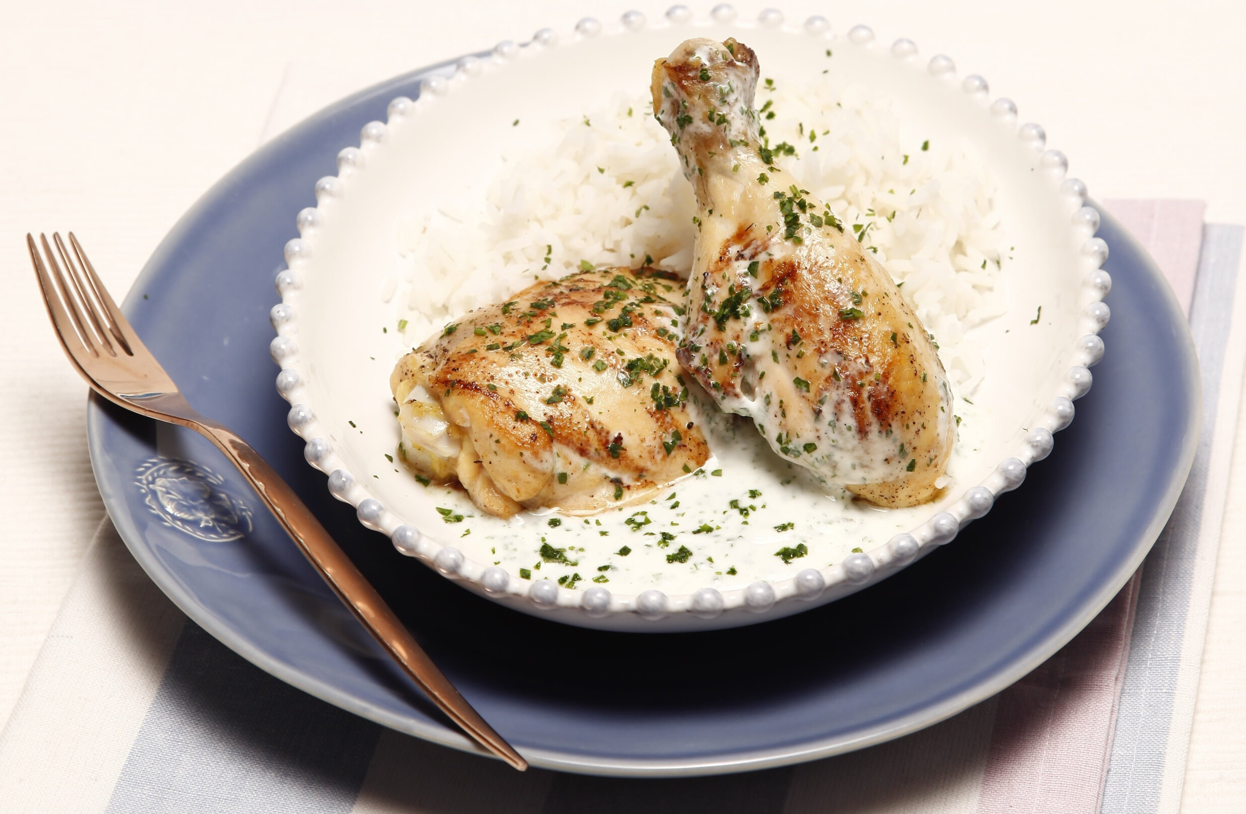 Pernas de frango grelhadas com molho de iogurte