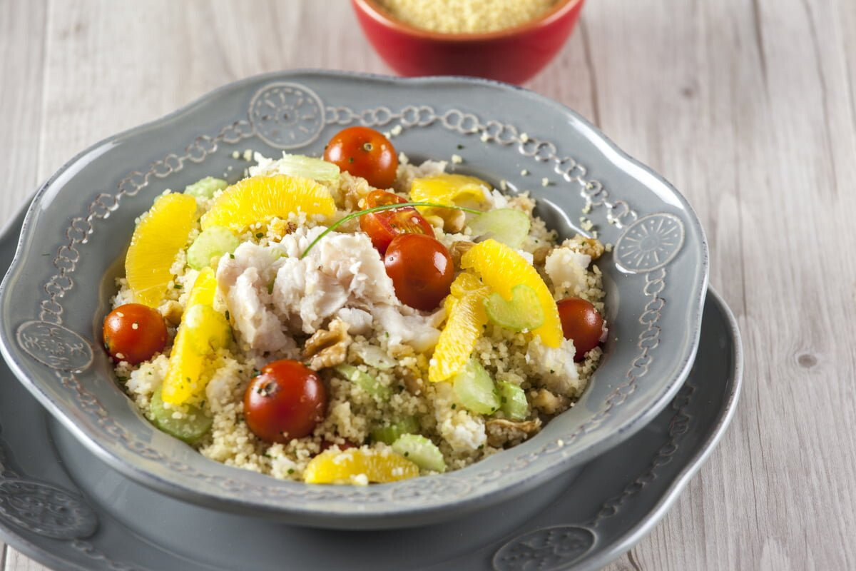 Salada de cuscuz com peixe e laranja