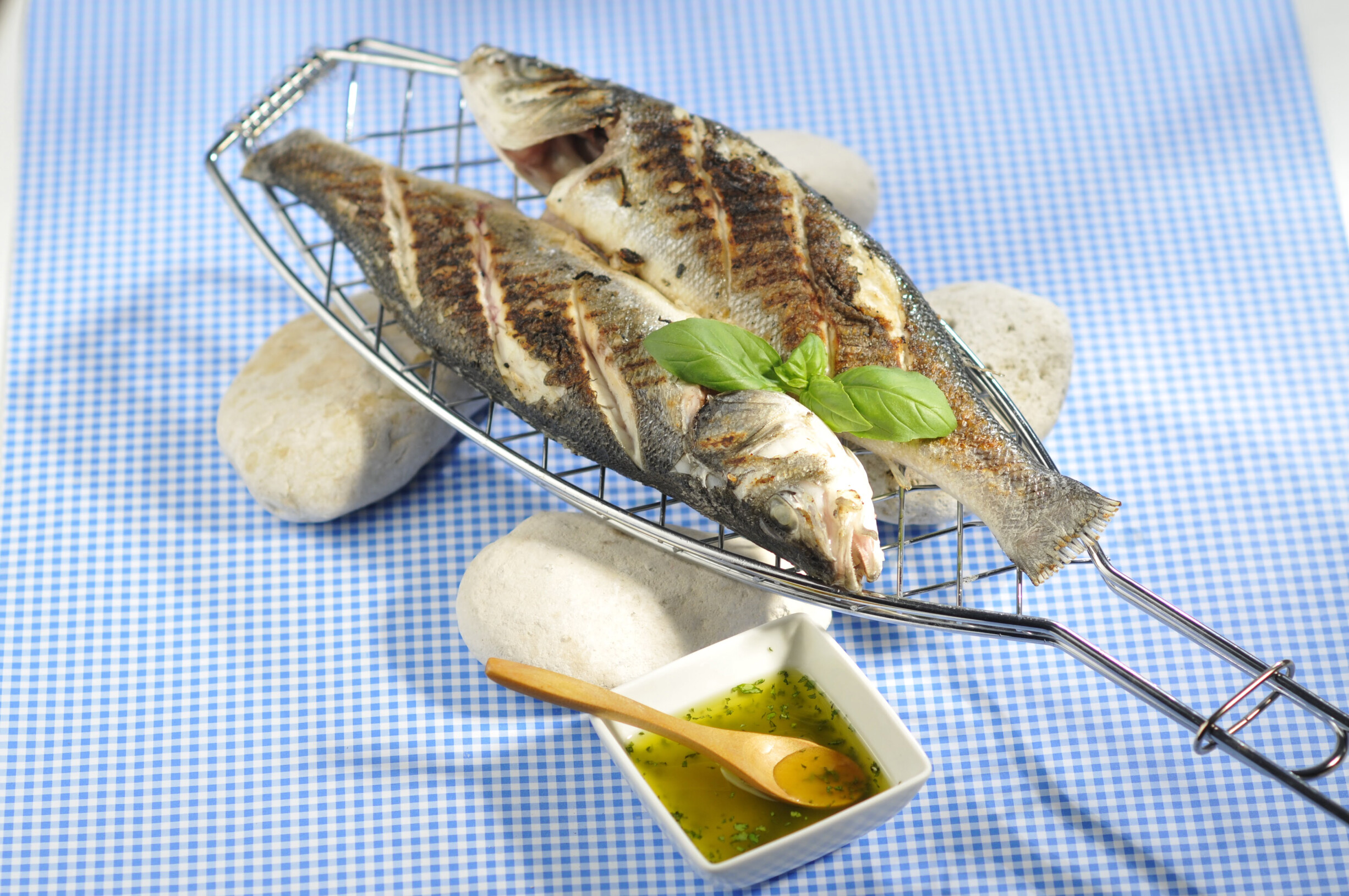 Robalos grelhados com manjericão