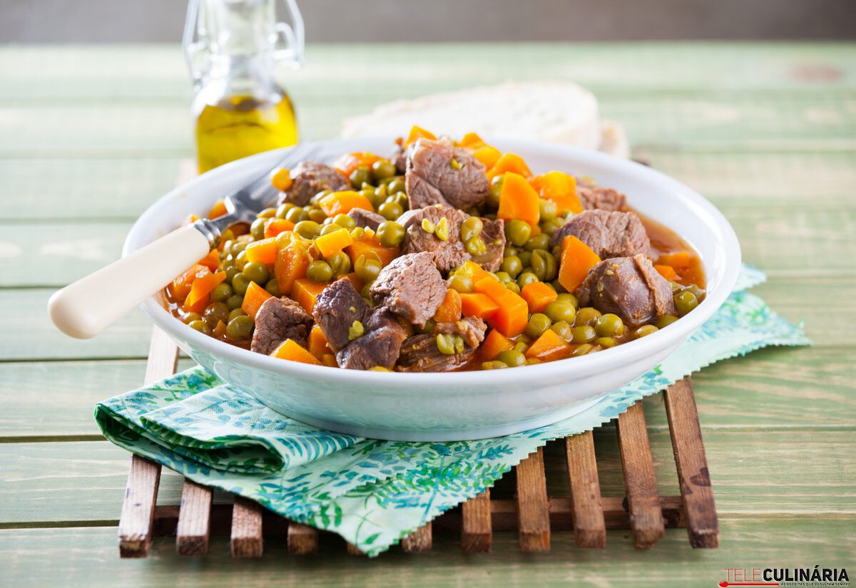 Chambão estufado com ervilhas e cenouras