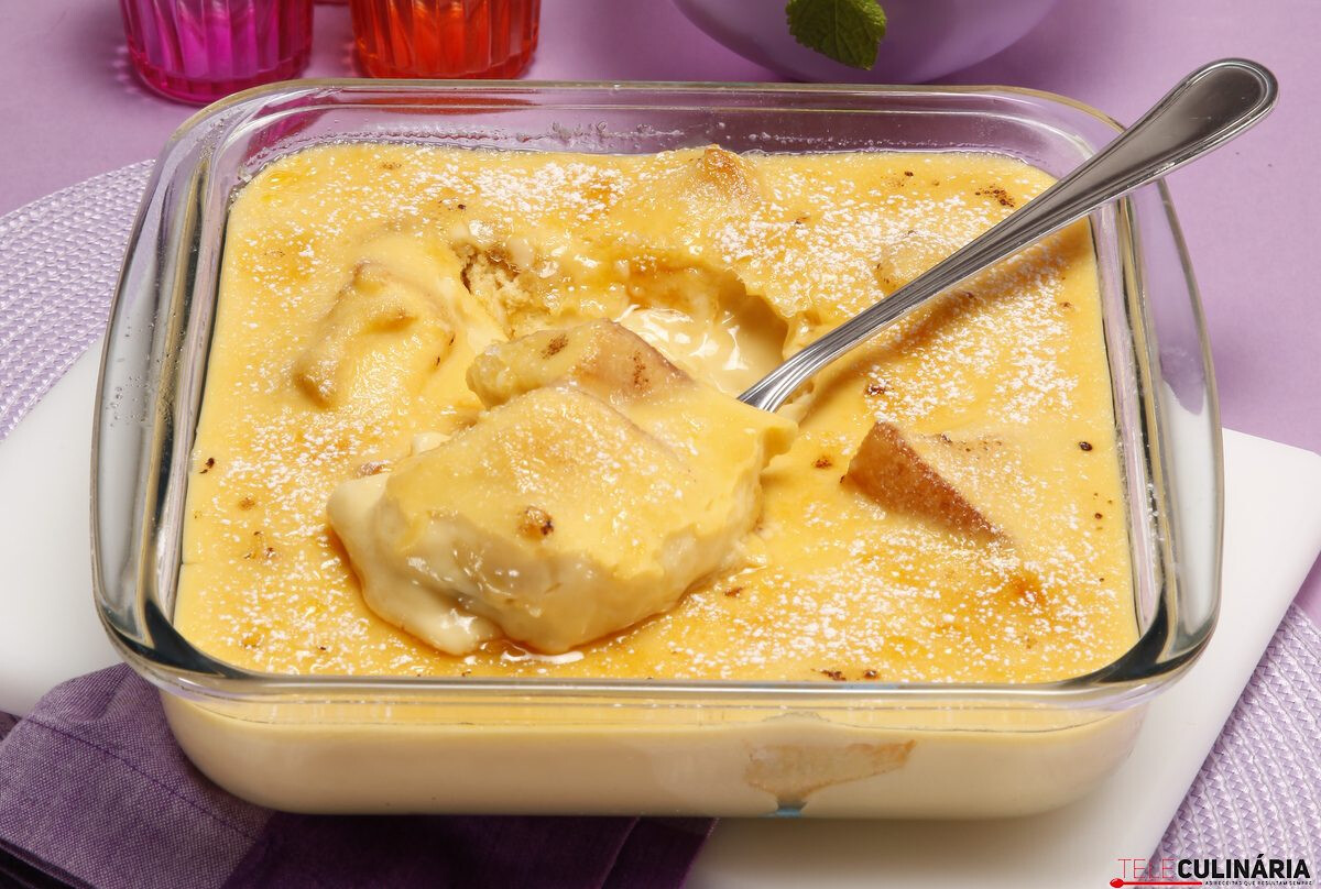 Taça de leite-creme com bolo