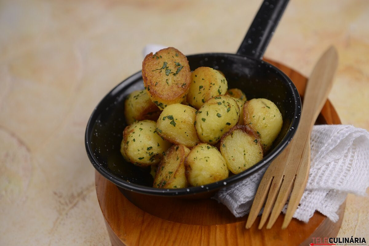 Batatinhas salteadas em crosta de salsa