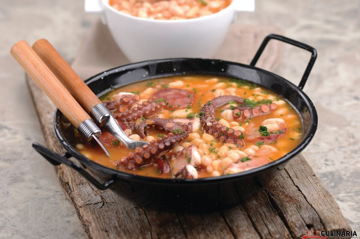 Polvo com feijão branco