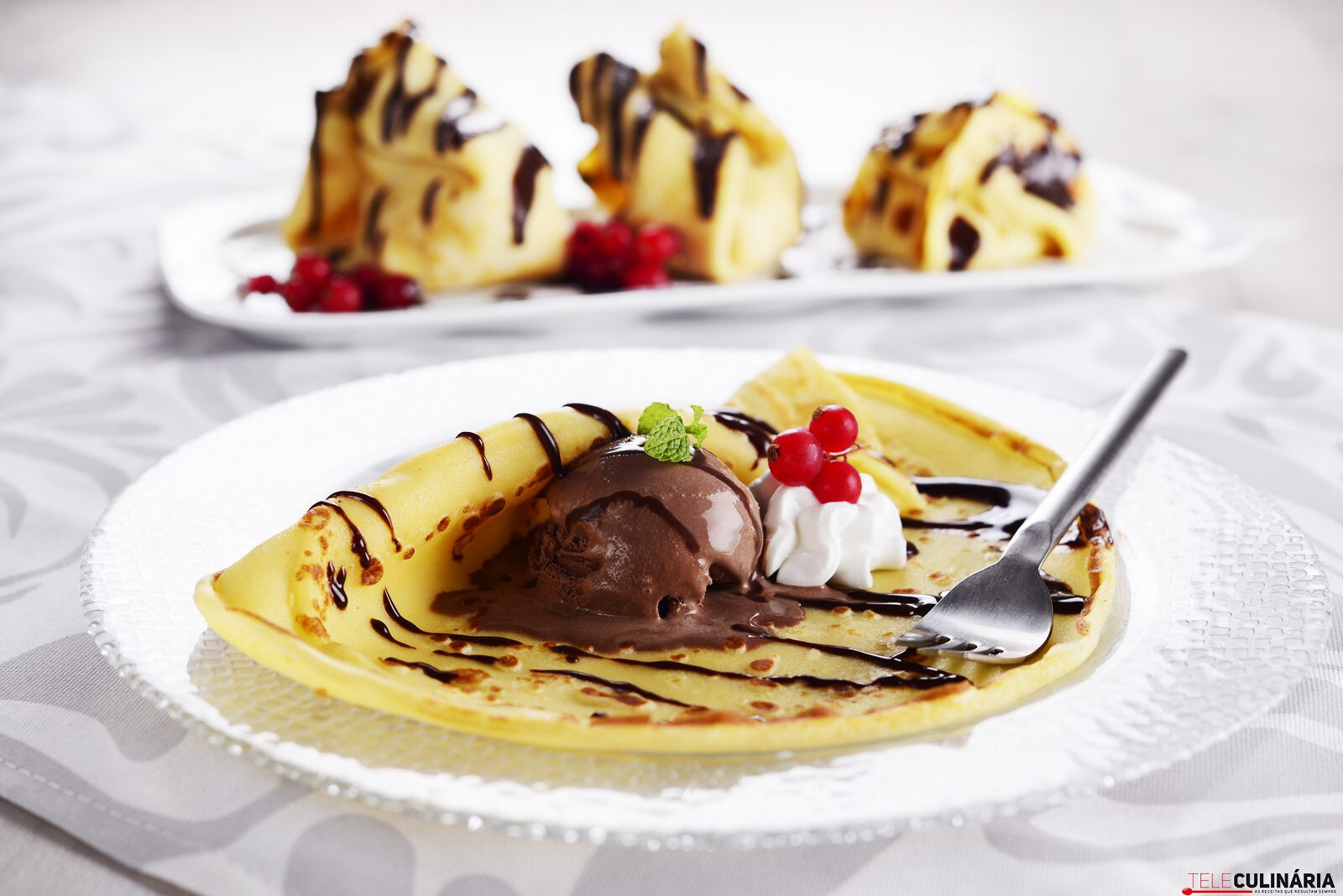 Crepes com gelado e molho de chocolate