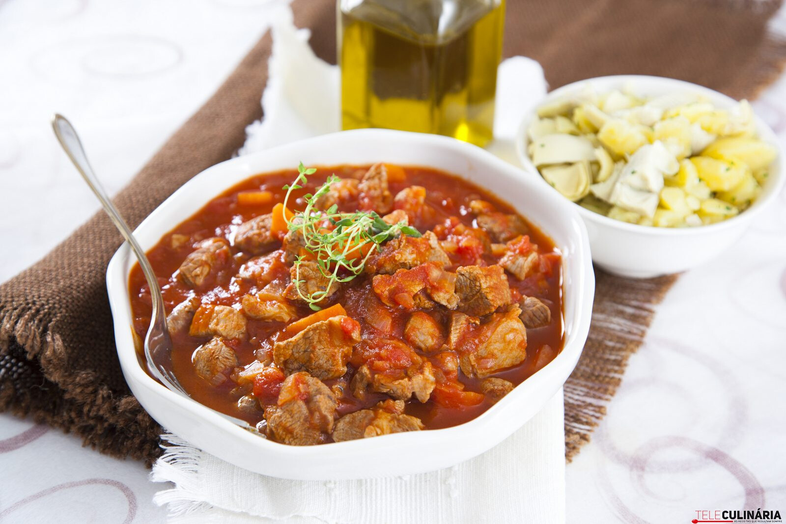 Borrego guisado com batata esmagada e alcachofra