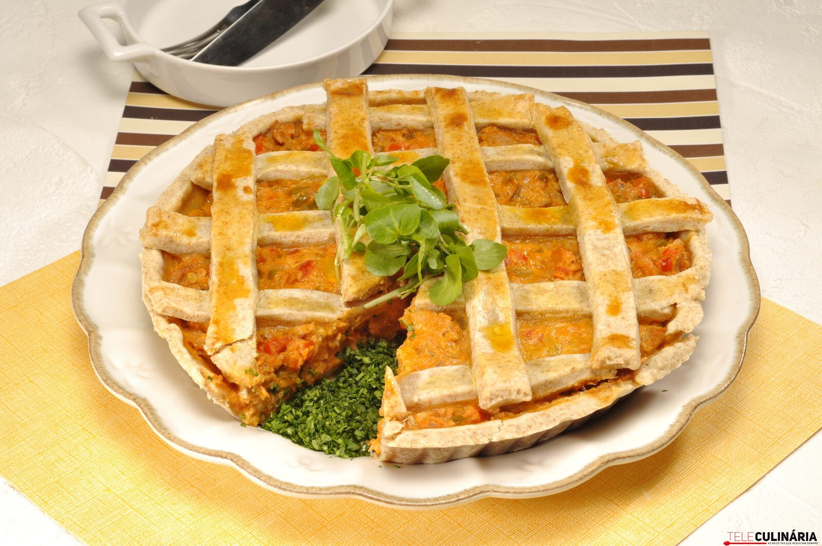 Tarte coberta de atum com vegetais