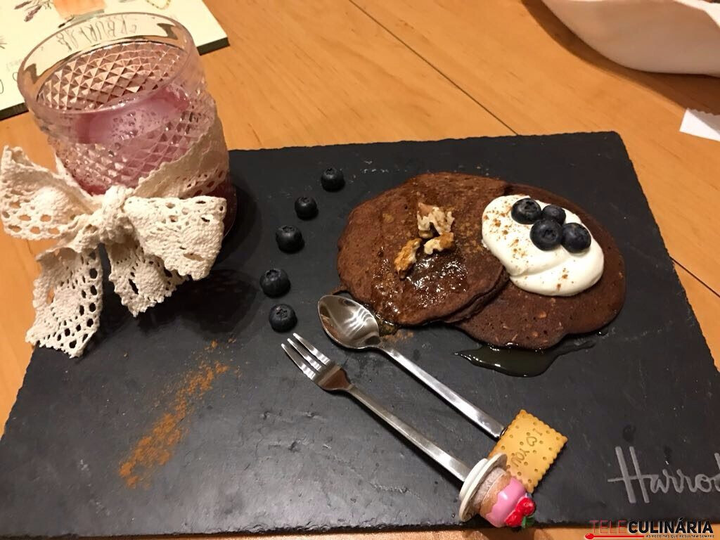 Panquecas de aveia com iogurte grego e mirtilos