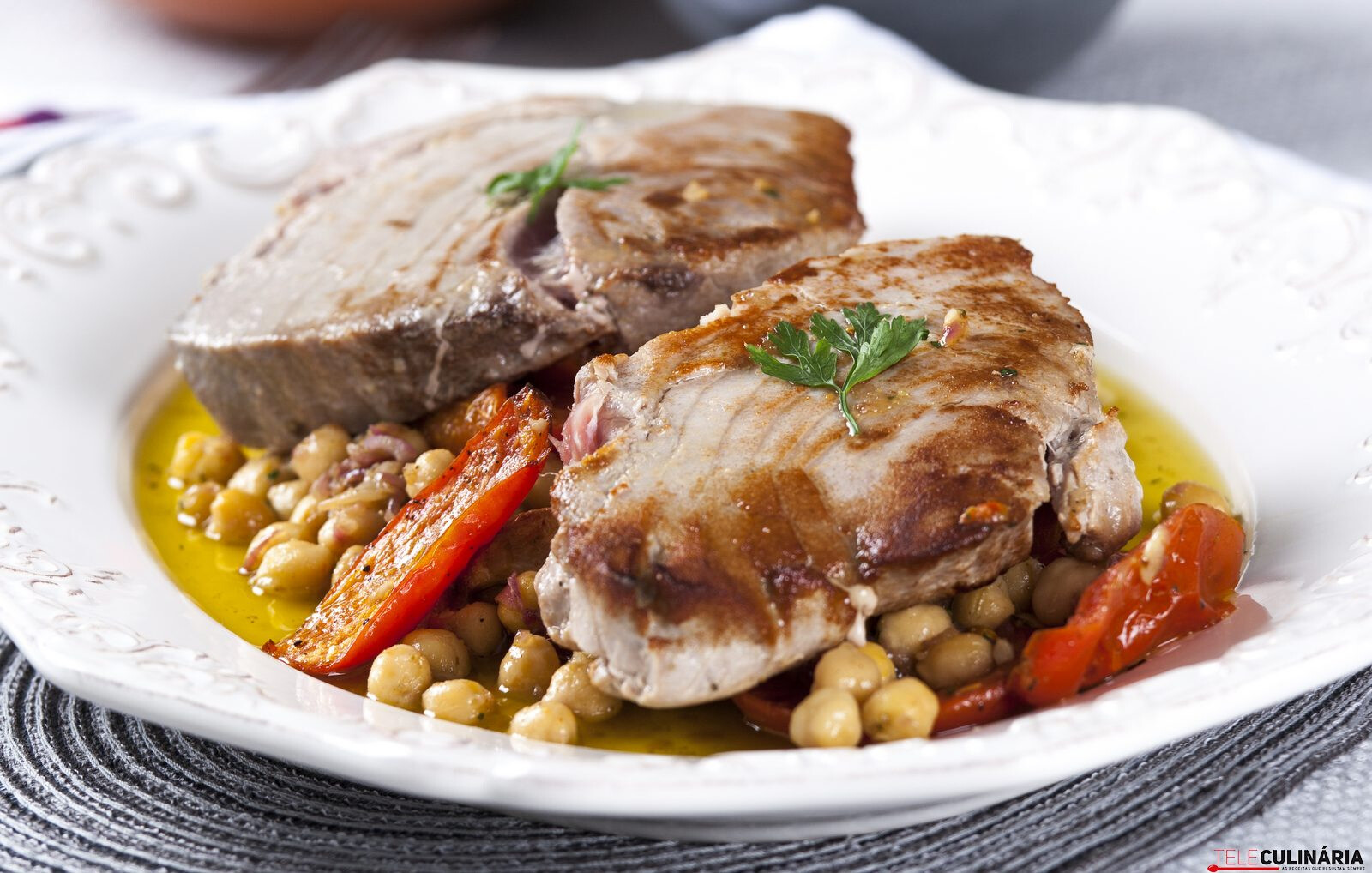 Bifes de atum com salada de grão e tomate assado