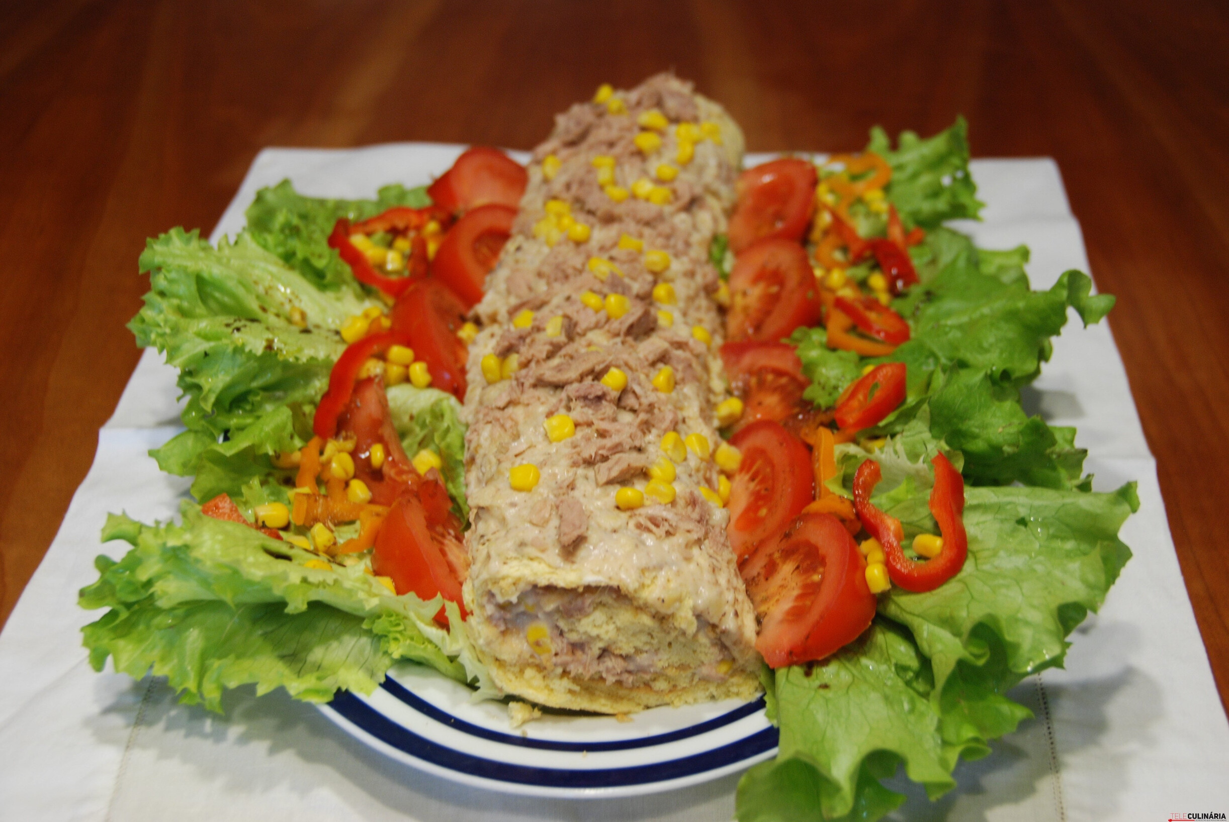 Torta de ovos com recheio de bechamel, atum e milho com salada de molho doce