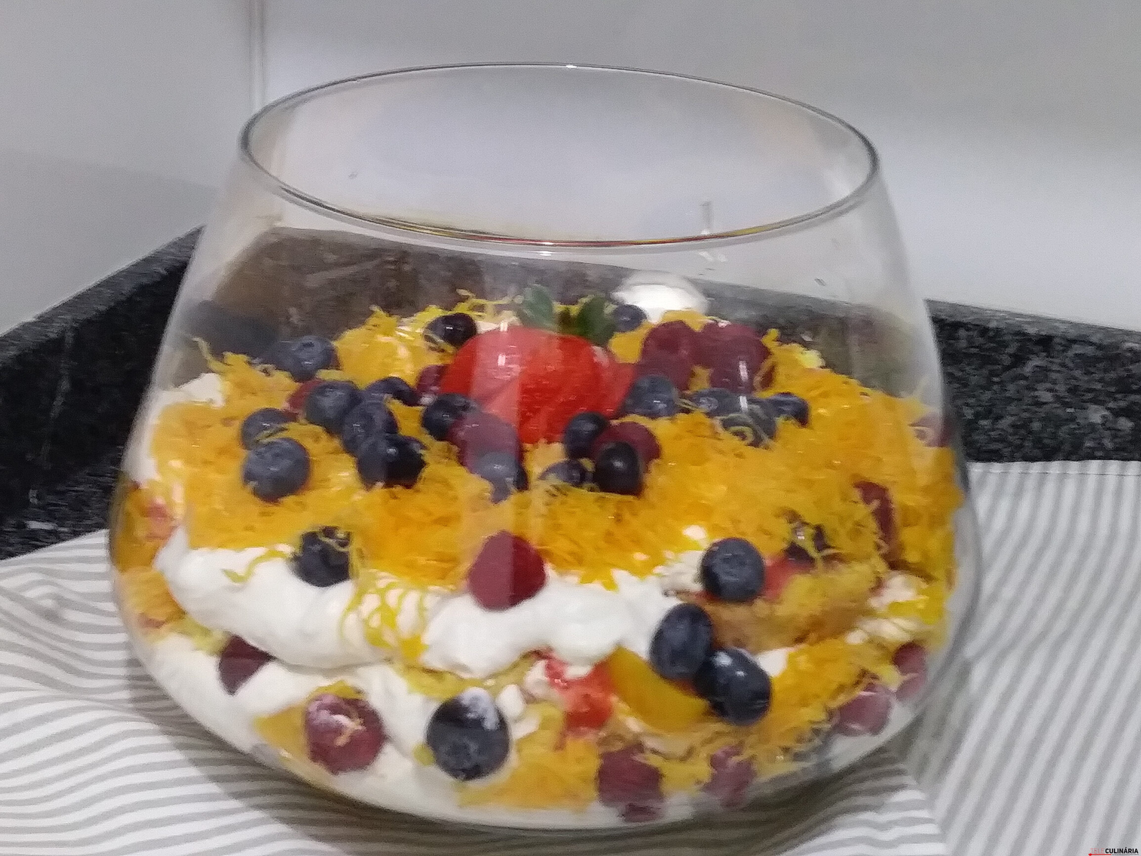 Trifle de Pão de Ló e frutos vermelhos