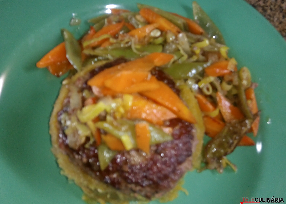 Hambúrguer com puré de batata-doce e legumes