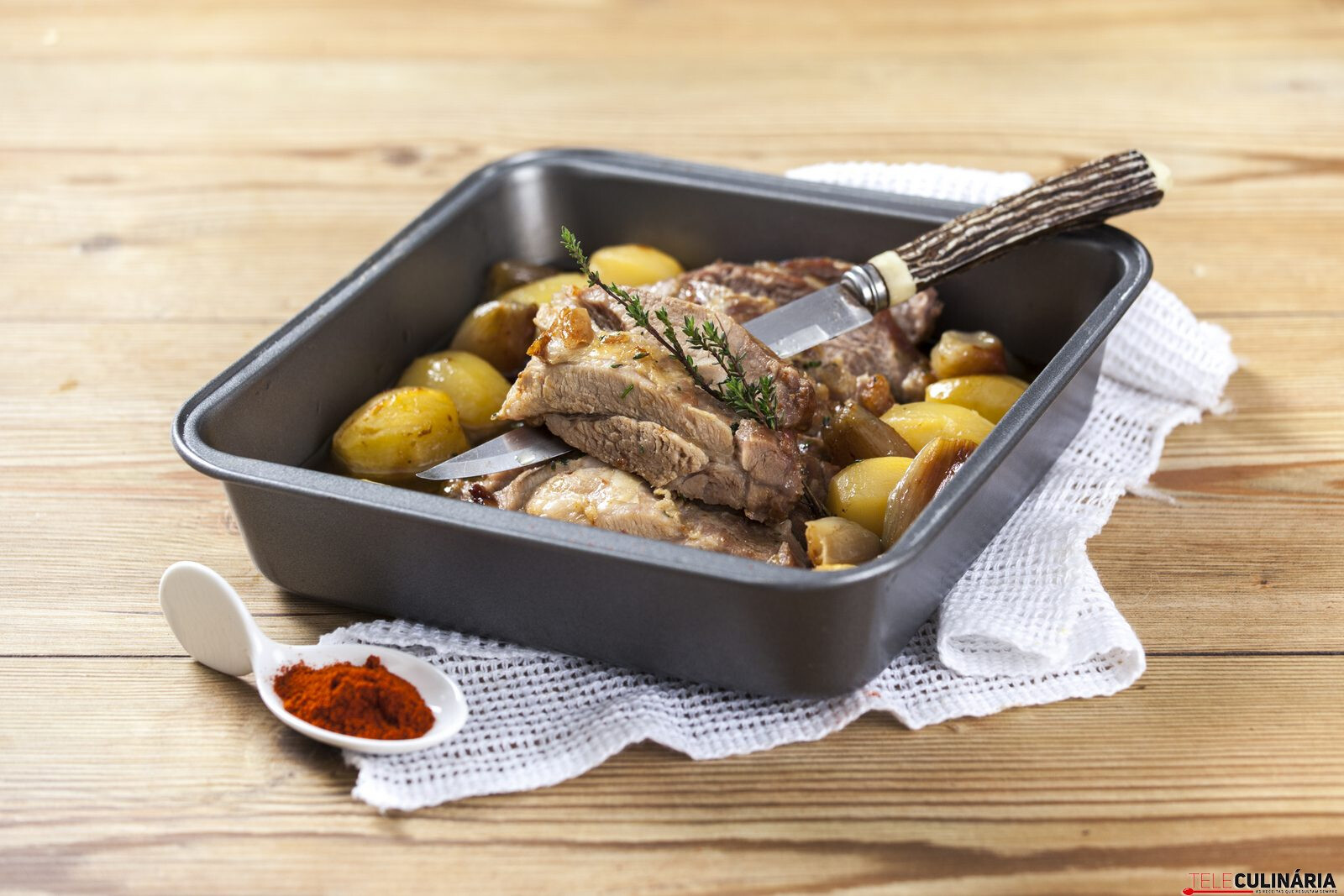 Presa de porco preto no forno