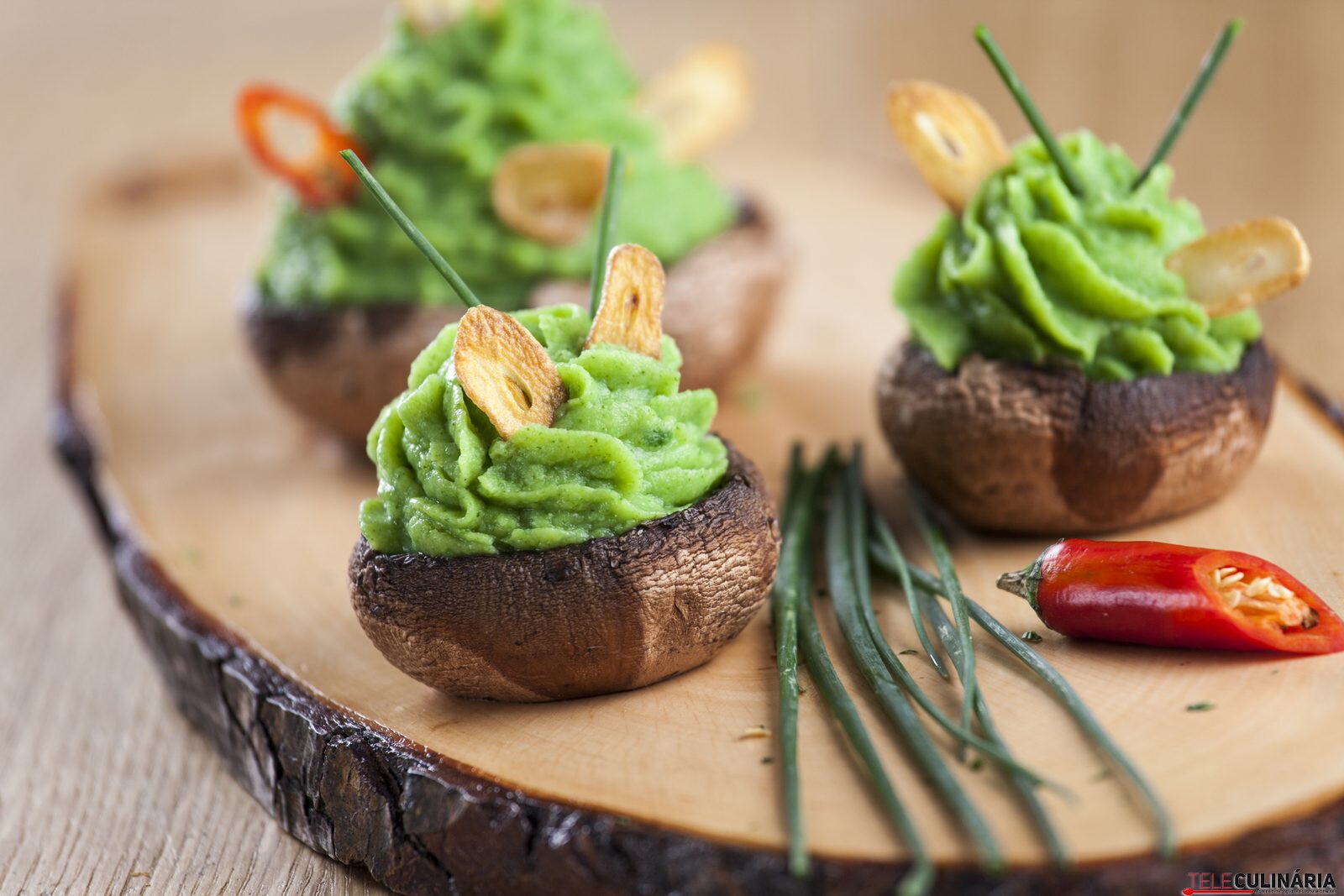 Cogumelos recheados com puré de brócolos