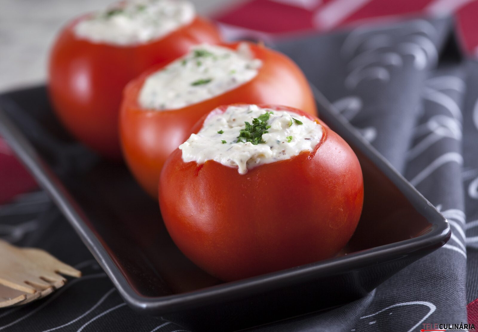 Tomates recheados com camembert, avelãs e salsa