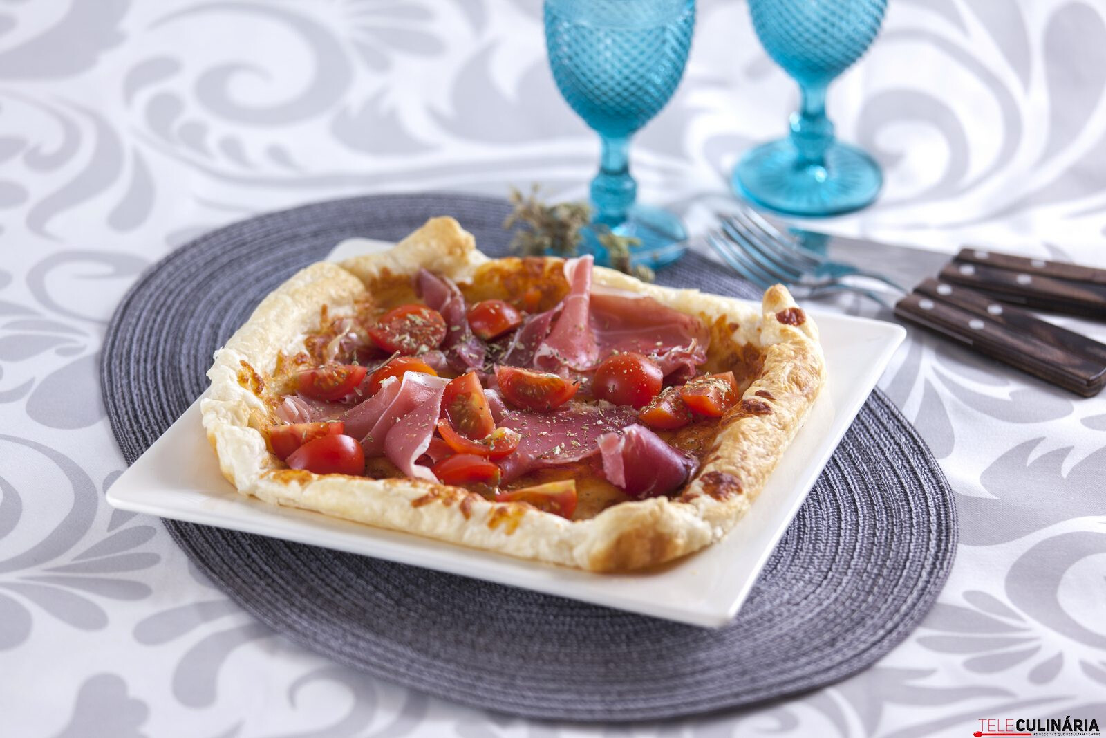 Tarte de flamengo com presunto e tomates cereja