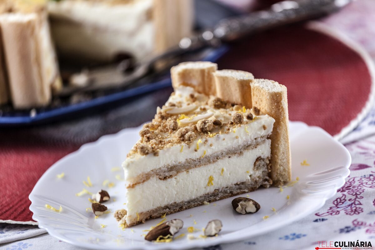 Charlotte de limão e amêndoa