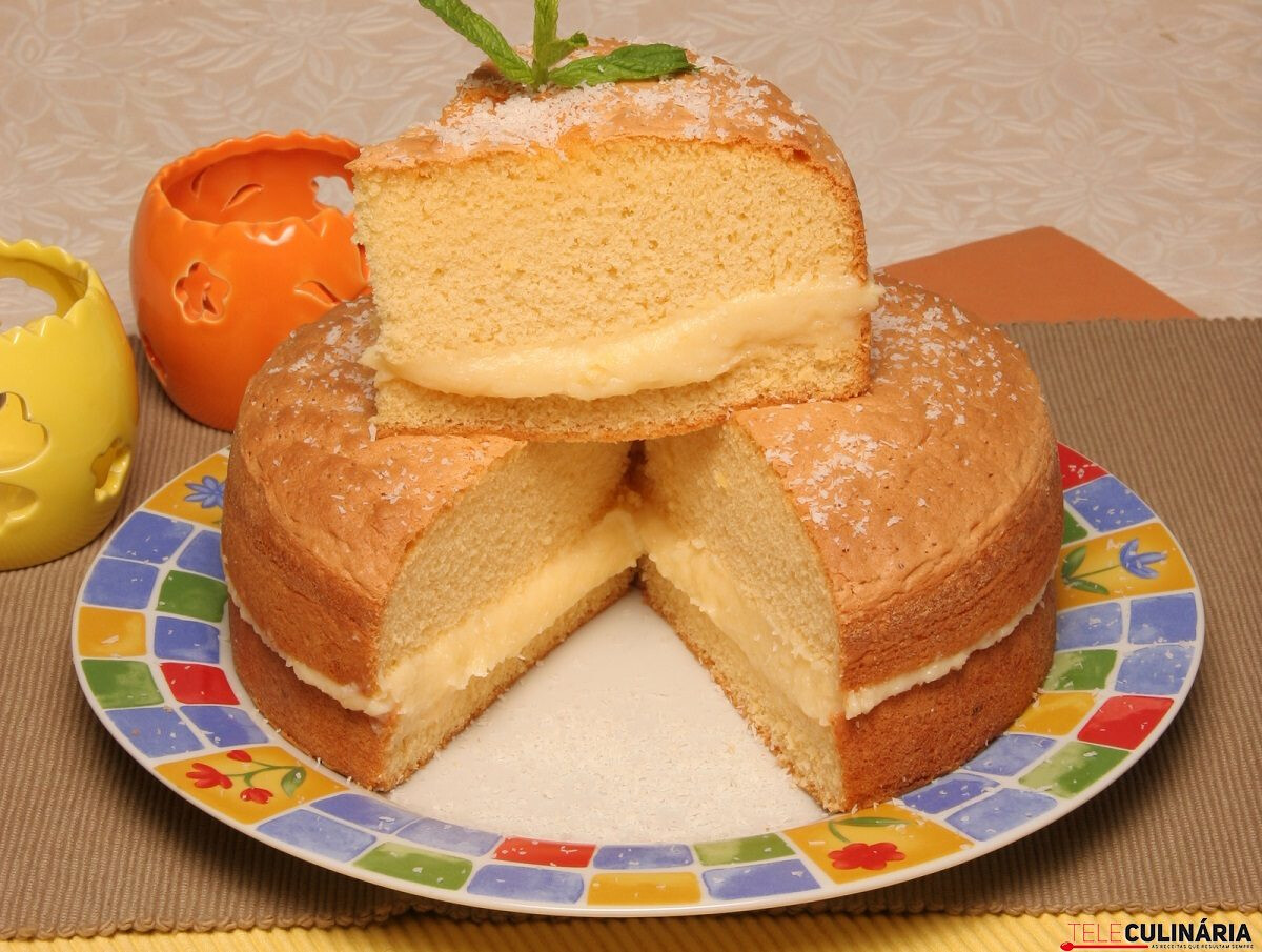 Bolo recheado com coco