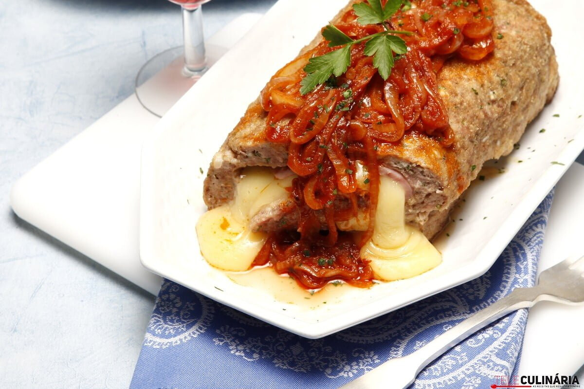 Rolo de carne com queijo e fiambre