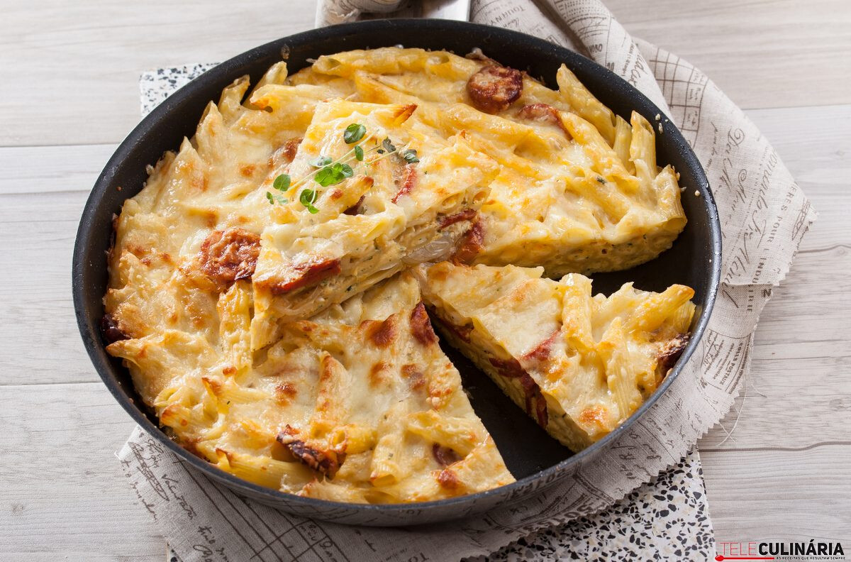 Pastelão de massa com chouriço e queijo