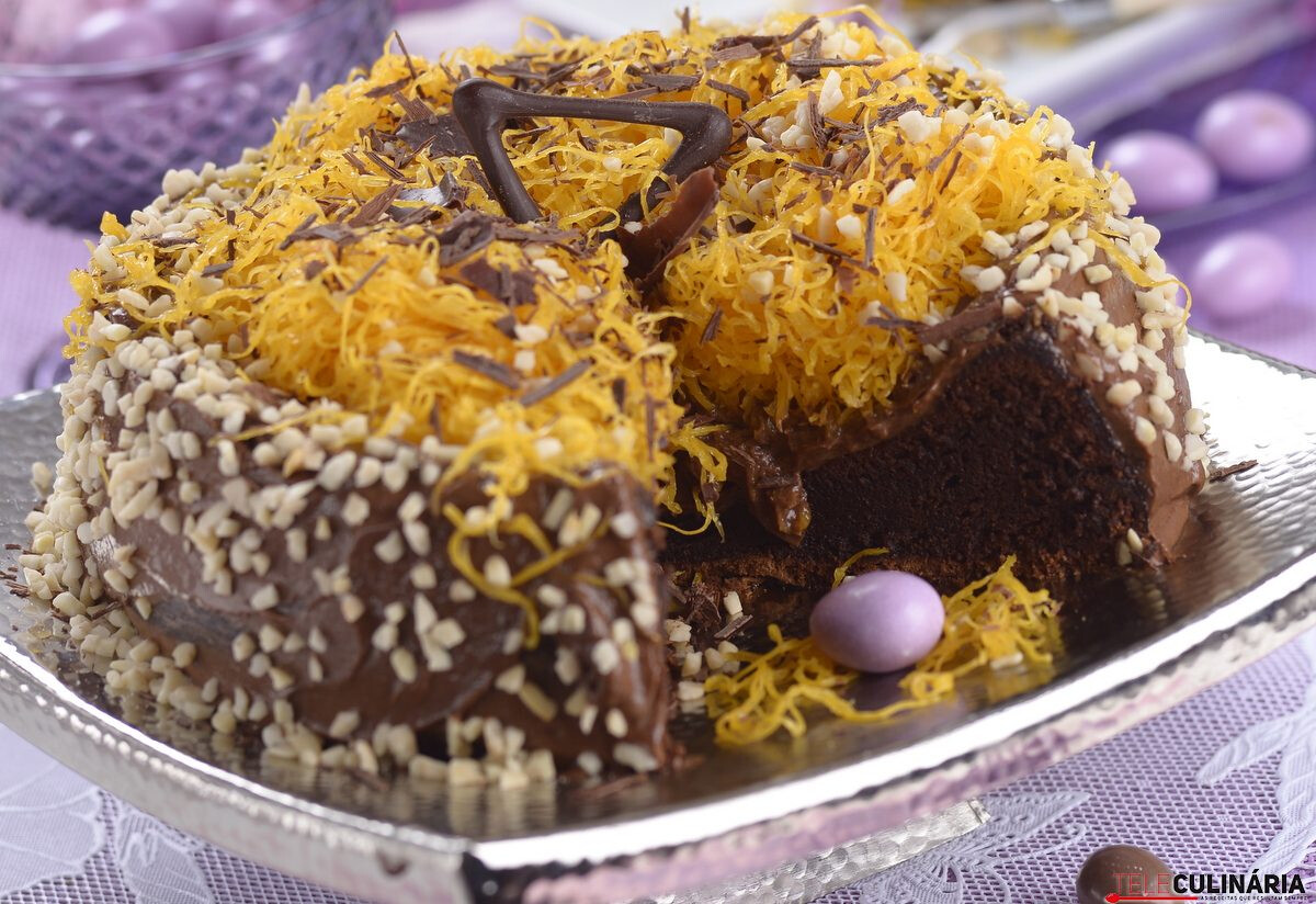 Bolo de chocolate com fios de ovos
