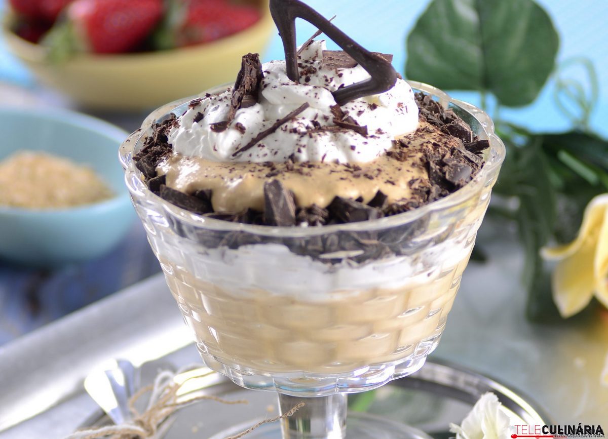 mousse de caramelo com bolacha ralada