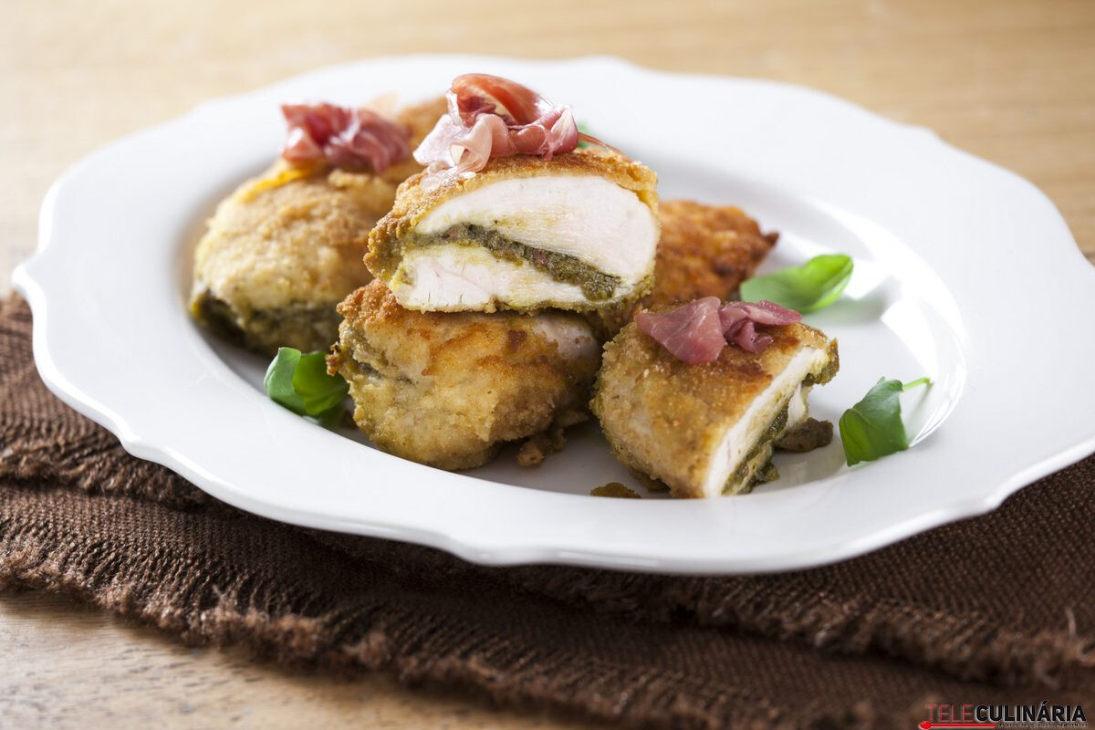 Peito de frango panado e recheado com pesto