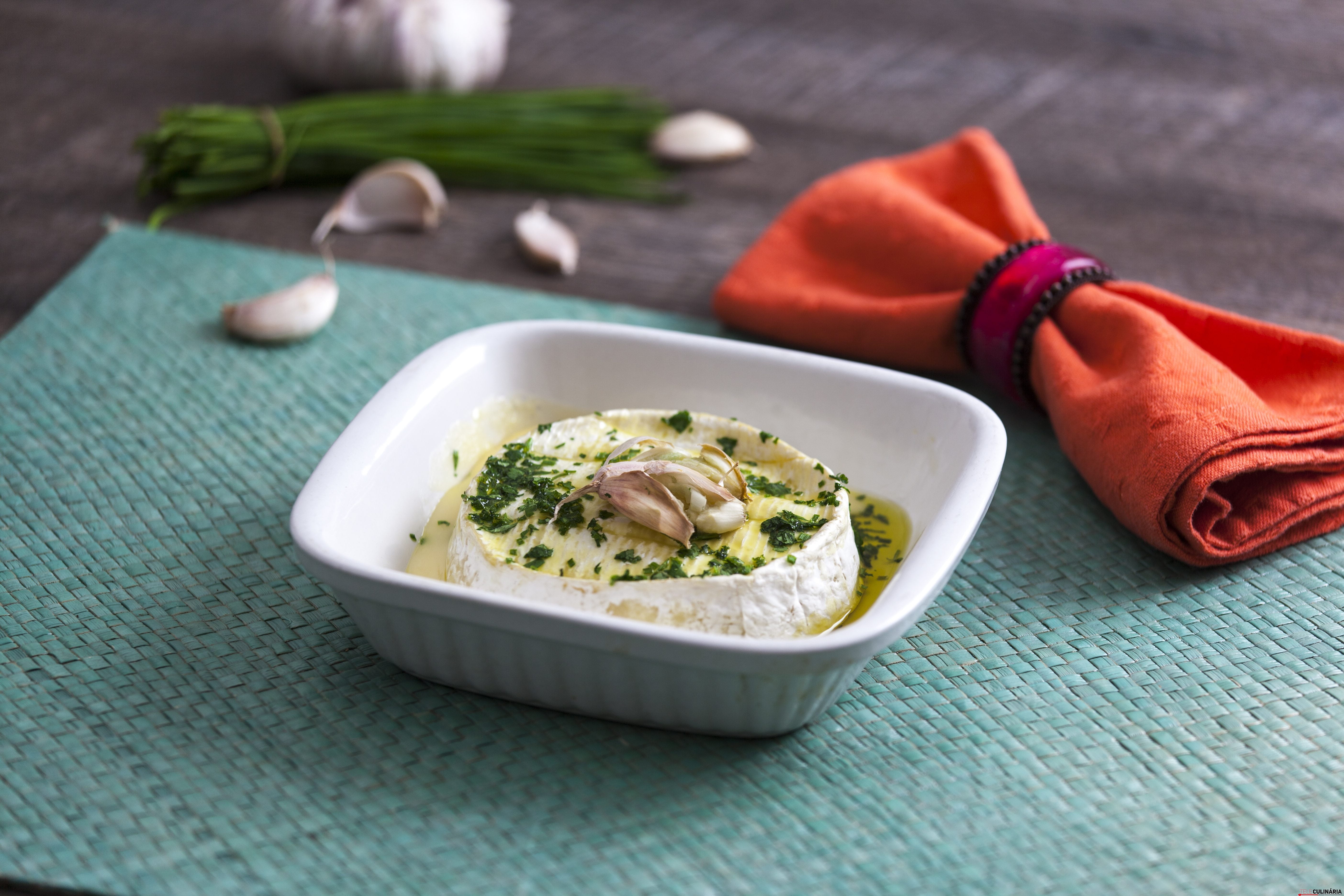 Camembert Gratinado com Ervas e Alho