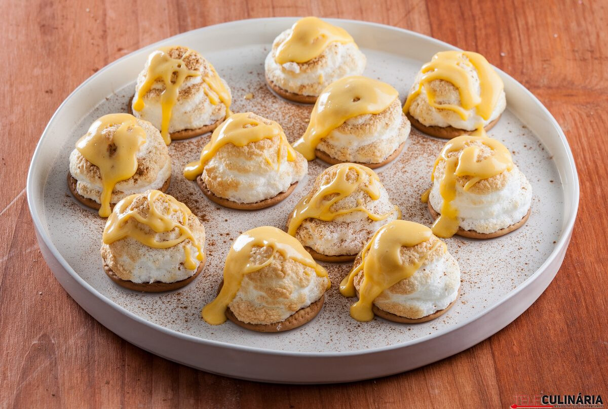 Farófias no forno com doce de ovos