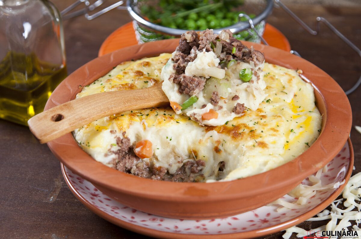 Picadinho de carne com legumes e puré de batata