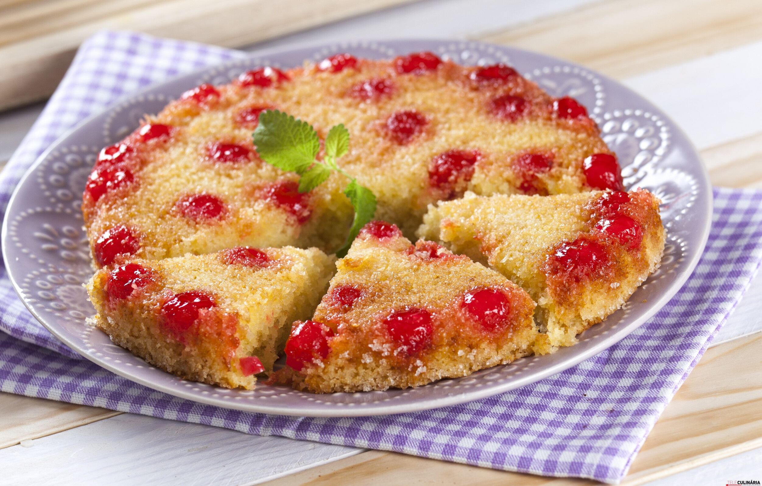 Bolo invertido com cerejas em calda