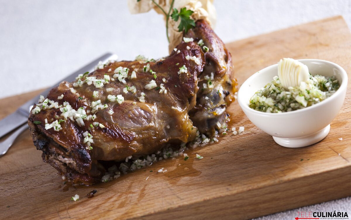 Perna de borrego no forno com molho vilão