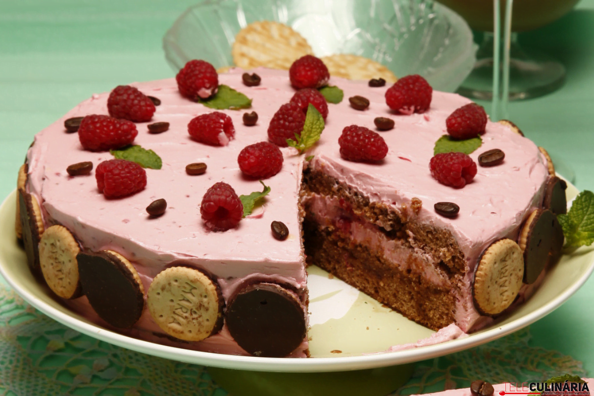Bolo mousse de café com chantilly de framboesas